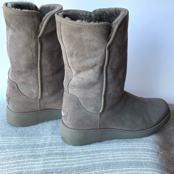 UGG Kristin Wedge Boot - size 9.5 - Picture 2 of 7